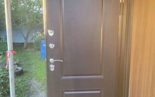 входная стальная дверь для загородного дома, вид внутри