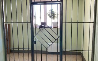 решетчатая дверь с боковыми вставками - фотография с места установки