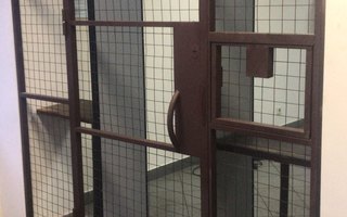 решетчатая дверь с боковыми вставками в широкий арочный проём