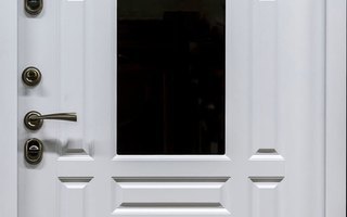 стальная дверь ДКТЖ-18 в коттедж со стеклом и ковкой, вид изнутри